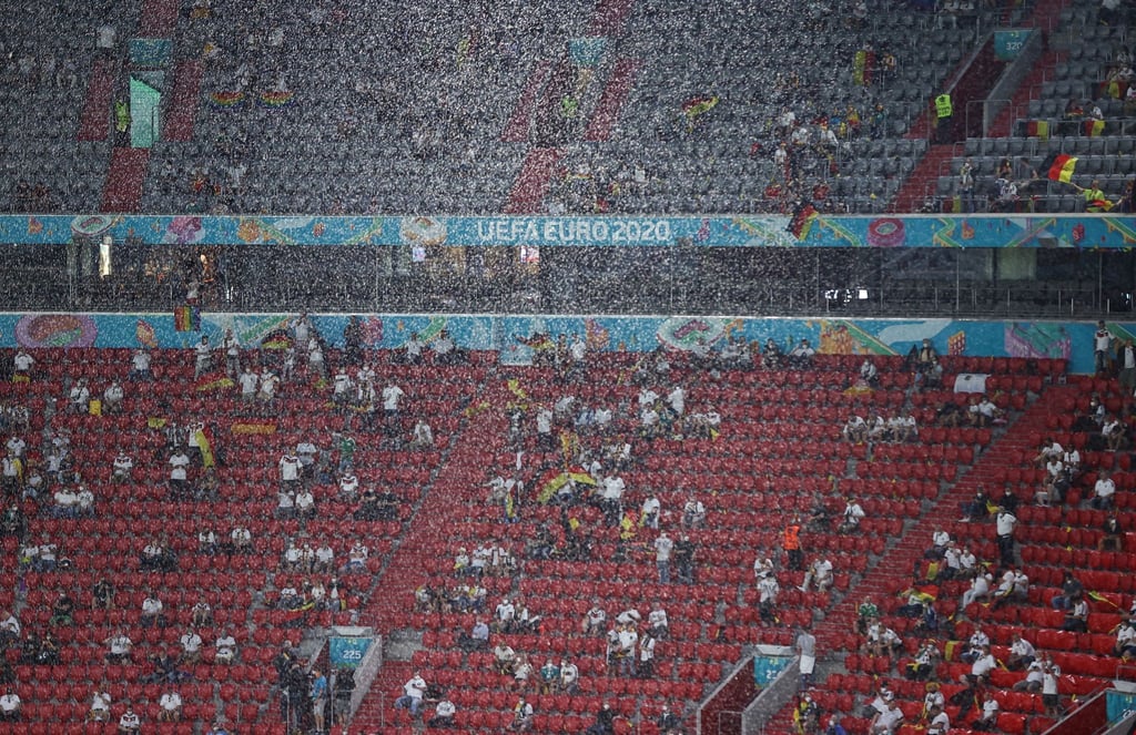 Heftiger Regen ergießt sich über das EM-Stadion in München.