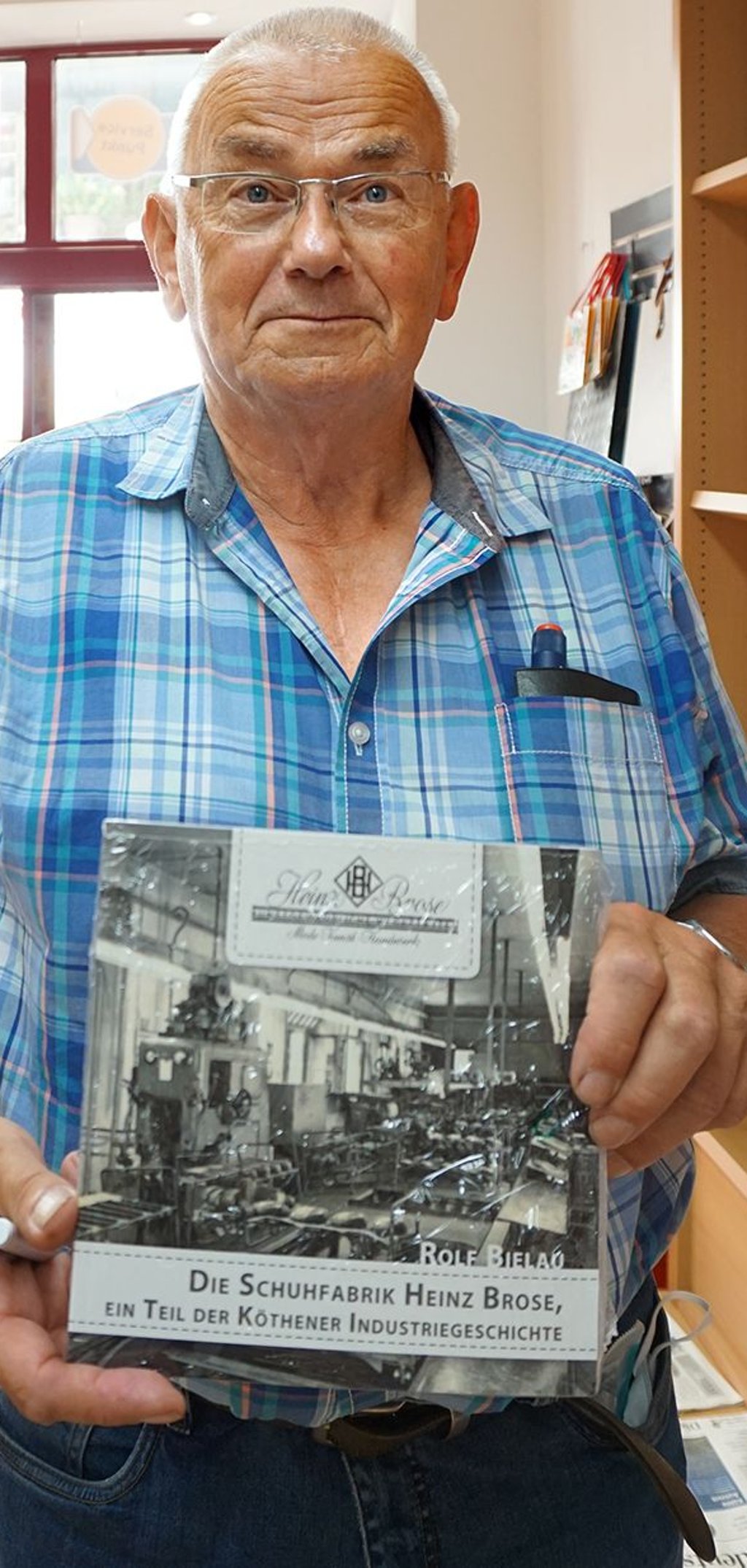 Rolf Bielau mit Broschüre