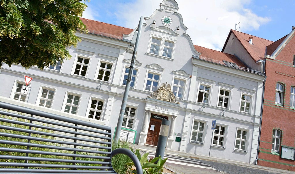 Geht es mit der Stadt Klötze bergab wie mit dem Rathaus auf diesem Foto? Diese Vermutung wurde während der Sitzung des Stadtrates geäußert.