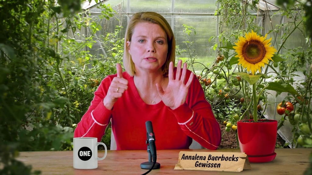 Das Standbild aus einem Kurzfilm der Reihe „Das Politikgewissen“ zeigt Schauspielerin und Komikerin Annette Frier als das personifizierte Gewissen der grünen Kanzlerkandidatin A. Baerbock.