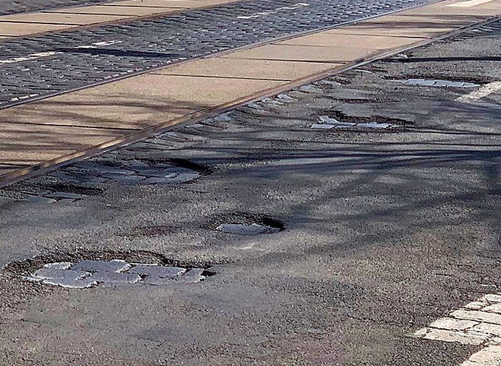 Die dünne Asphaltschicht in der Spiegelstraße Halberstadts bröckelt überall.