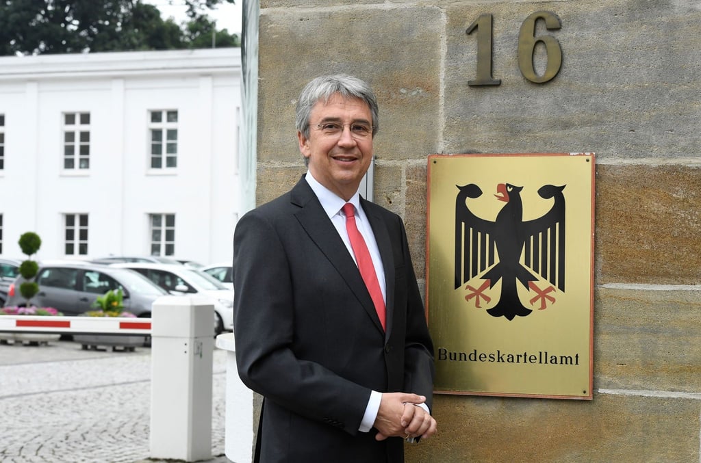 Andreas Mundt, Präsident des Bundeskartellamtes, steht am Sitz seiner Behörde.