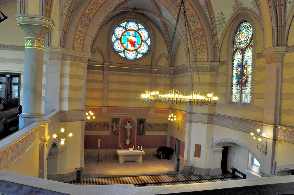 In den 1960er Jahren wurden im Zuge der Sanierung Teile der Innenausstattung enfernt. Darunter unter anderem der Altar, die Kanzel und der Taufstein, die neu geschaffen wurden.