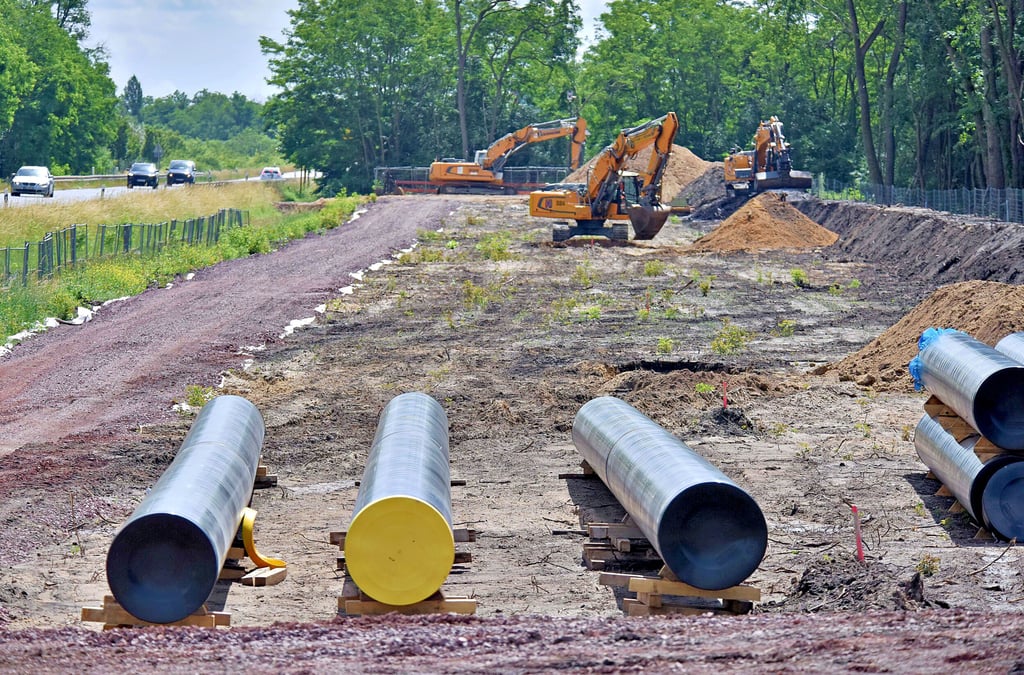 Neben der B 183 im Bereich Wolfen wird eine neue Fernwasserleitung gebaut. Sie versorgt die Städte und auch den Chemiepark mit Wasser.