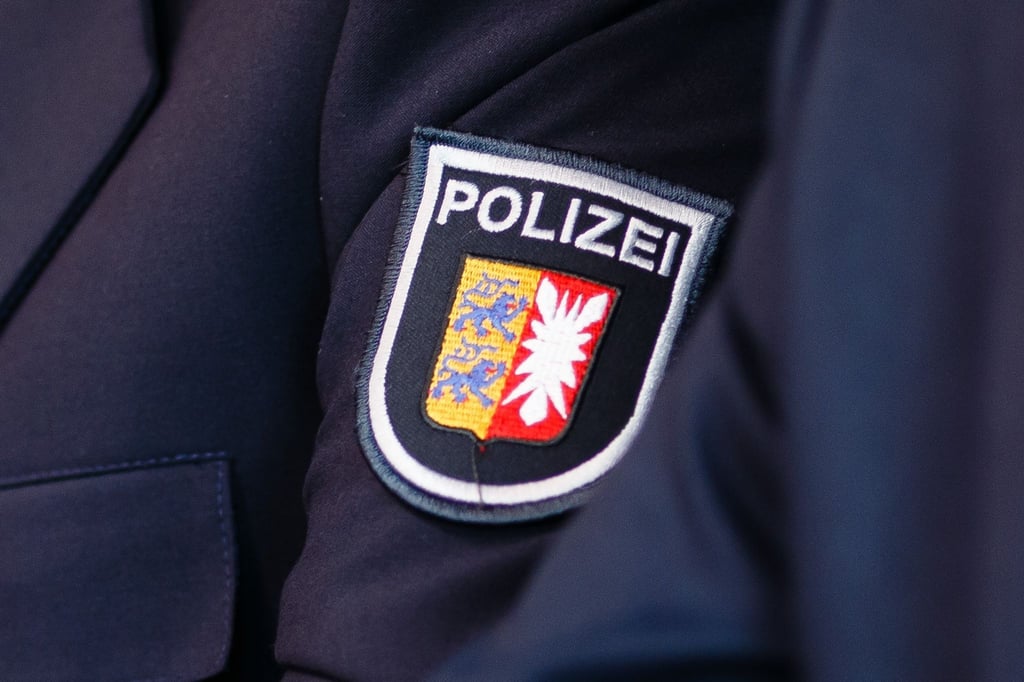 Das Emblem der Landespolizei Schleswig-Holstein ist auf einer Jacke aufgenäht.
