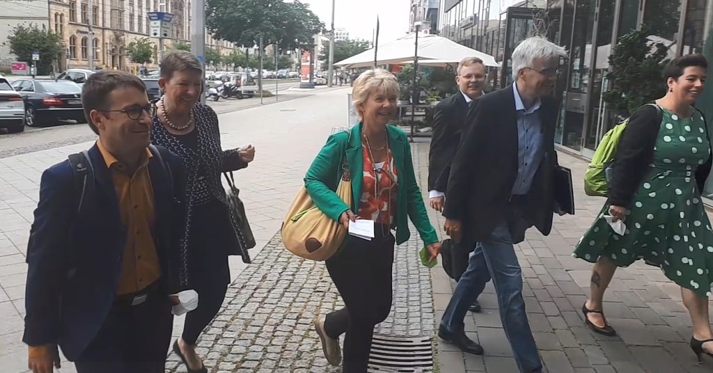 Das Verhandlungsteam der Grünen auf dem Weg zu den Sondierungen mit der CDU in der Investitionsbank in Magdeburg.