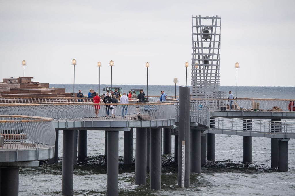 Blick auf den Glockenturm der neuen Seebrücke im Ostseebad Koserow auf der Insel Usedom.