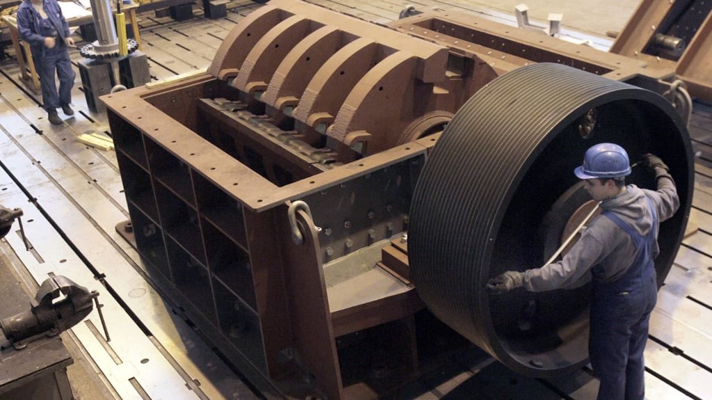 Stahlbauschlosser arbeiten in der Magdeburger Förderanlagen und Baumaschinen GmbH (FAM) am Rohbau eines Steinbrechers (Foto vom 06.03.2008).&nbsp;Archivfoto: dpa