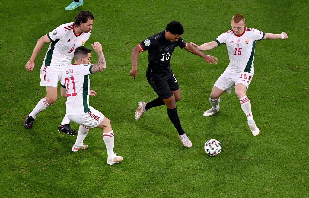 Serge Gnabry bekommt es mit gleich drei Ungarn zu tun.