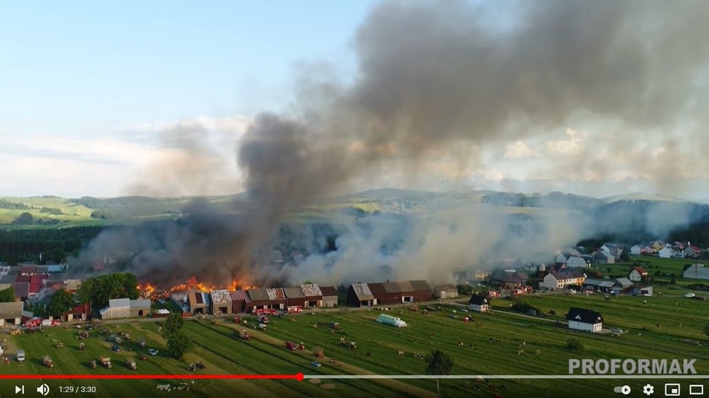 Ein verheerendes Feuer zerstörte am Samstag viele Häuser in dem polnischen Dorf Nowa Biała. Viele Menschen sollen obdachlos geworden sein - die Feuerwehr war mit einem Großaufgebot im Einsatz.