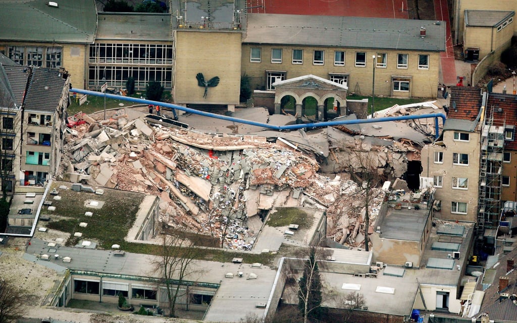 Trümmer liegen an der Stelle, an der sich zuvor das Kölner Stadtarchiv befand (2009).