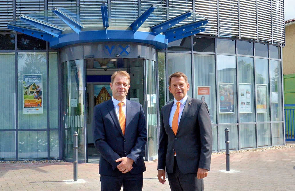 Uli Jelinski (rechts) und Michael Kuffner, beide Vorstandsmitglieder der Raiffeisenbank Kalbe-Bismark, berichten über das Ergebnis der Generalversammlung per schriftlichem Umlaufverfahren. Aufgrund der Corona-Pandemie fand die Versammlung auch 2021 nicht als Präsenzveranstaltung statt.