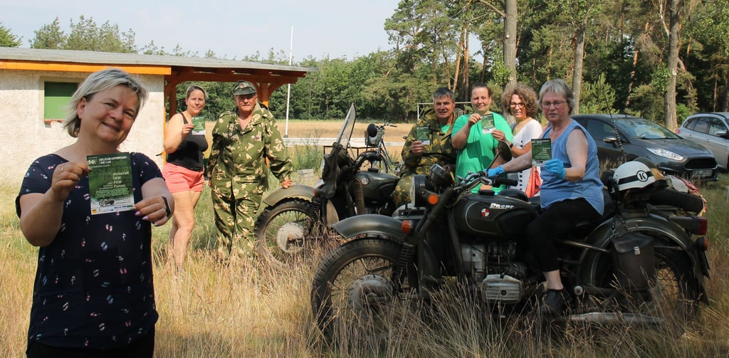 Zusammen mit den Uchtdorfer Landfrauen laden Michael Grupe und Hans-Jürgen Schäfer zum 16. Militärmotorradtrefen auf den Uchtdorfer Sportplatz ein.