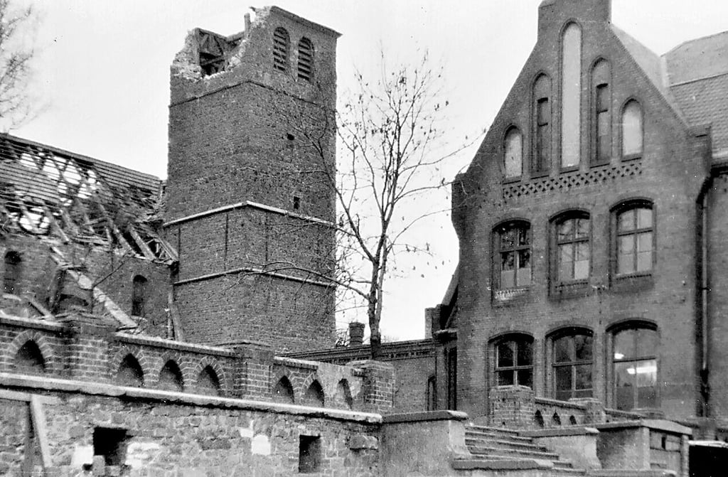 Der Wiederaufbau der Turmhaube nach den Sturmschäden sollte sich über sieben Jahre hinziehen