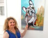 Diana Achtzig an ihrem Lieblingsbild. „Es ist diese französische Bulldogge mit ihrer gelben Spielente“, zeigt sie auf ihre Malerei mit Acrylfarbe.