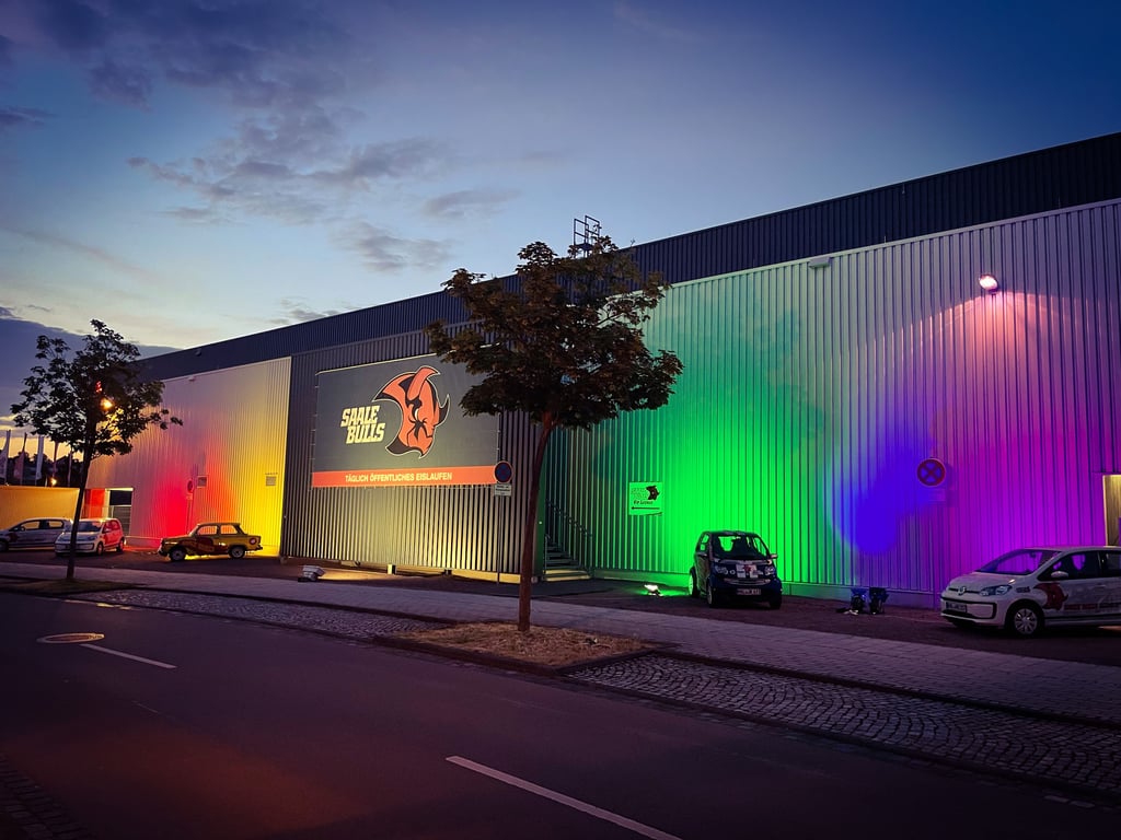 Der Sparkassen-Eisdom in Halle erstrahlte am Dienstagabend in den Regenbogenfarben.