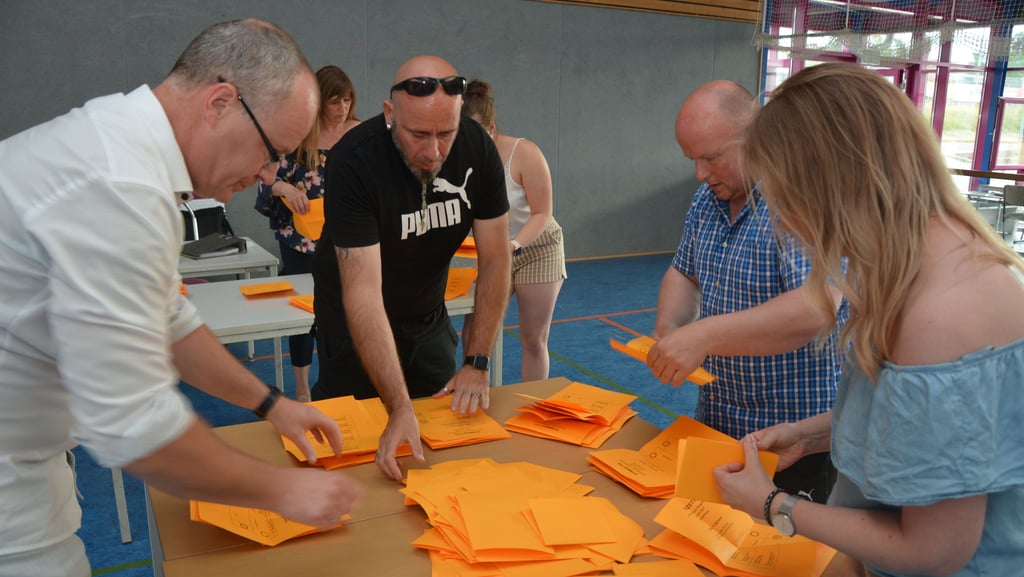 Auszählung der Stimmen bei der Bürgermeister-Stichwahl im Wahllokal der BBC-Sporthalle in Burg.