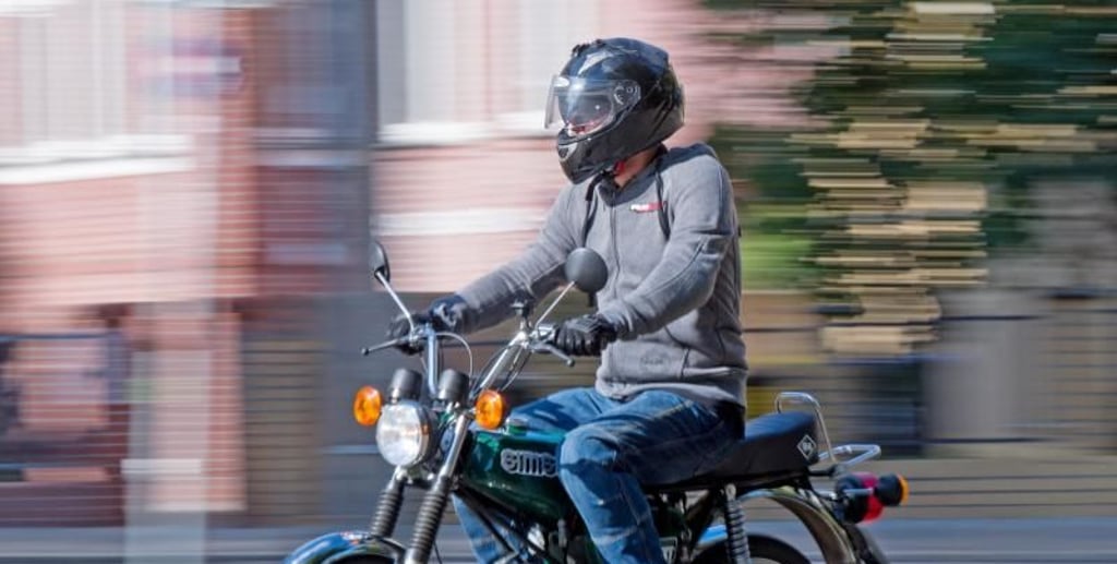 Mit einem Moped ist in Staßfurt ein betrunkener Mann gestürzt.