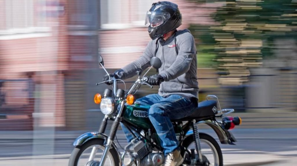 Ein Simson-Fahrer kollidierte in Genthin mit einem Auto - zuvor missachtete er die Vorfahrt.