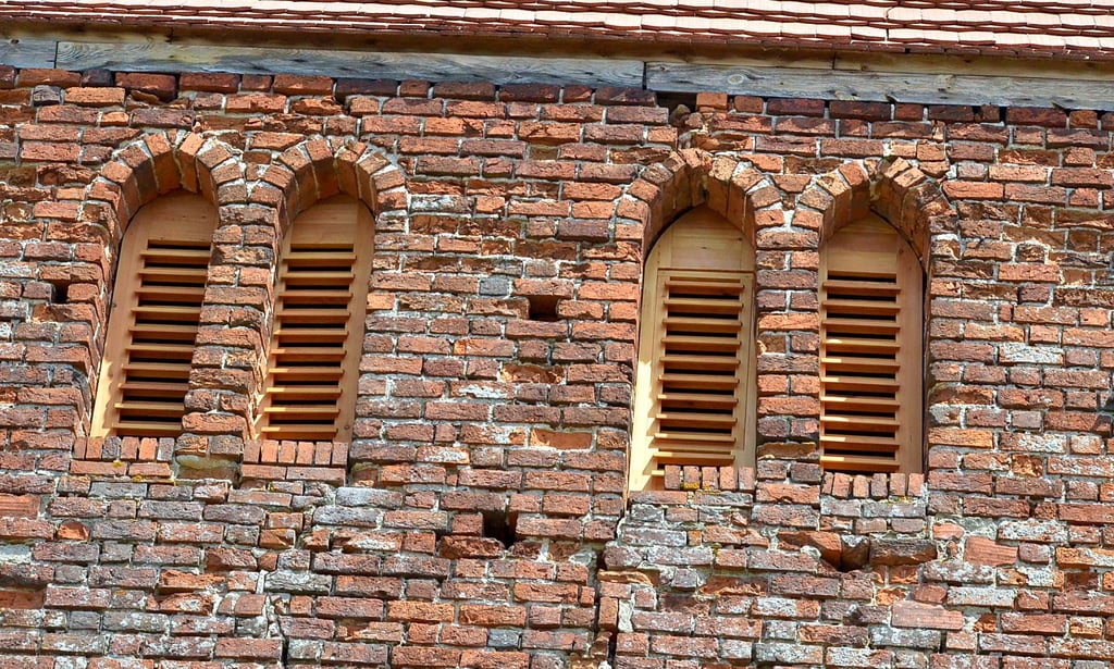 Auf der Westseite des Schönfelder Kirchturmes wurden vier hölzerne Schallluken eingebaut.