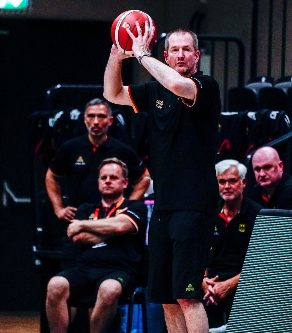 Bundestrainer Henrik Rödl wirft einen Ball zurück ins Spiel.