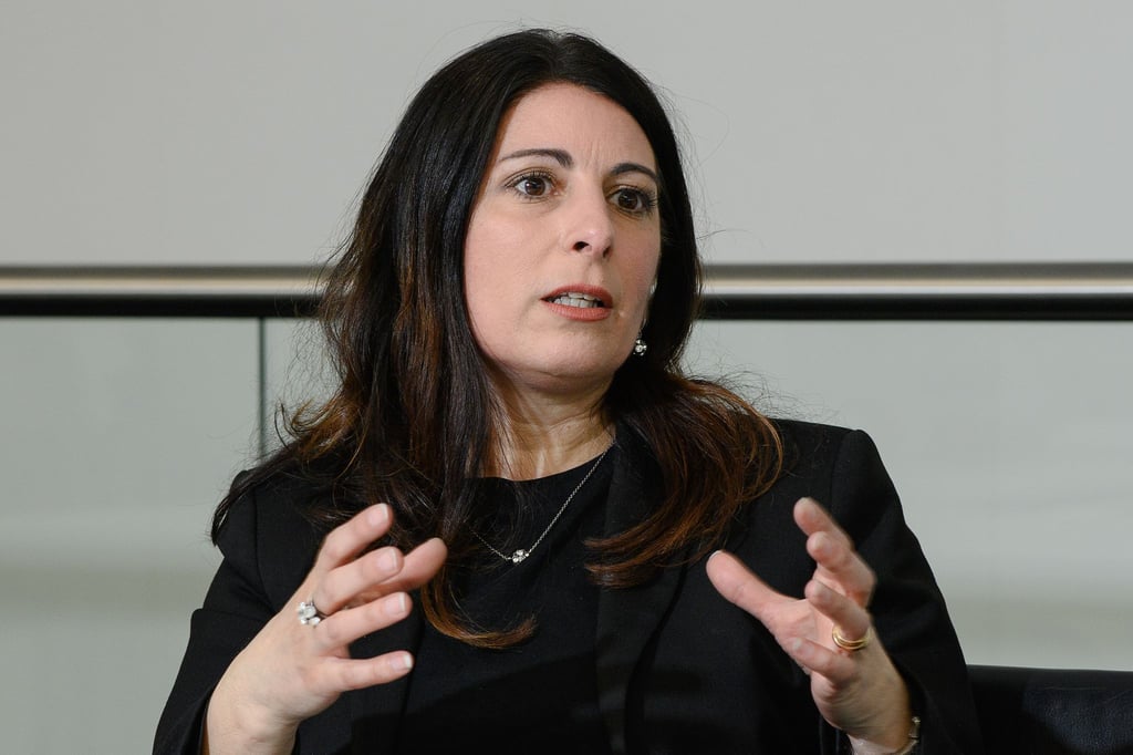 Daniela Cavallo, Vorsitzende des Gesamt- und Konzernbetriebsrats der Volkswagen AG, im Gespräch mit einem dpa-Journalisten.