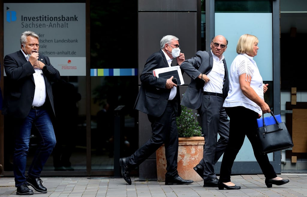 Michael Richter (2.v.l), Finanz- und Innenminister von Sachsen-Anhalt, Siegfried Borgwardt (3.v.l), CDU-Fraktionschef von Sachsen-Anhalt, und die bisherige Landtagspräsidentin Gabriele Brakebusch (r) verlassen eine Sondierungsrunde mit der FDP Sachsen-Anhalt.