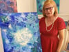 Die Farbe Blau ist bei der Malerin Birgit Rakette die bestimmende Farbe. Diese  Arbeit hier hat sie „Licht im Blätterwald“ genannt.