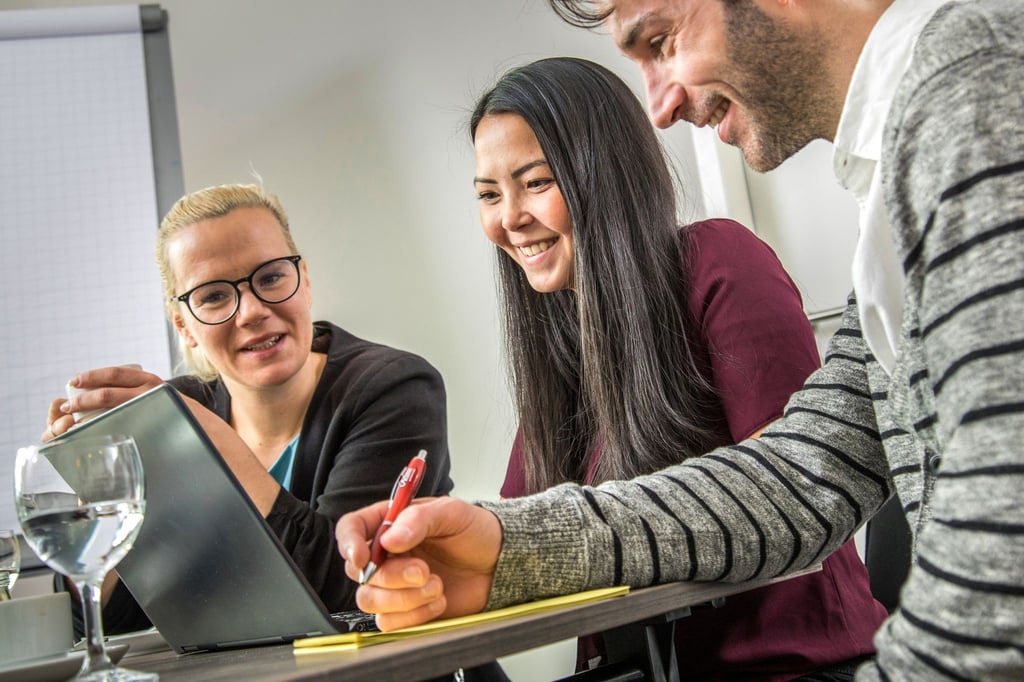 Es kommt nicht nur auf Fachwissen an: In einem Großteil der Stellenausschreibungen verlangen Arbeitgeber auch Teamgeist.