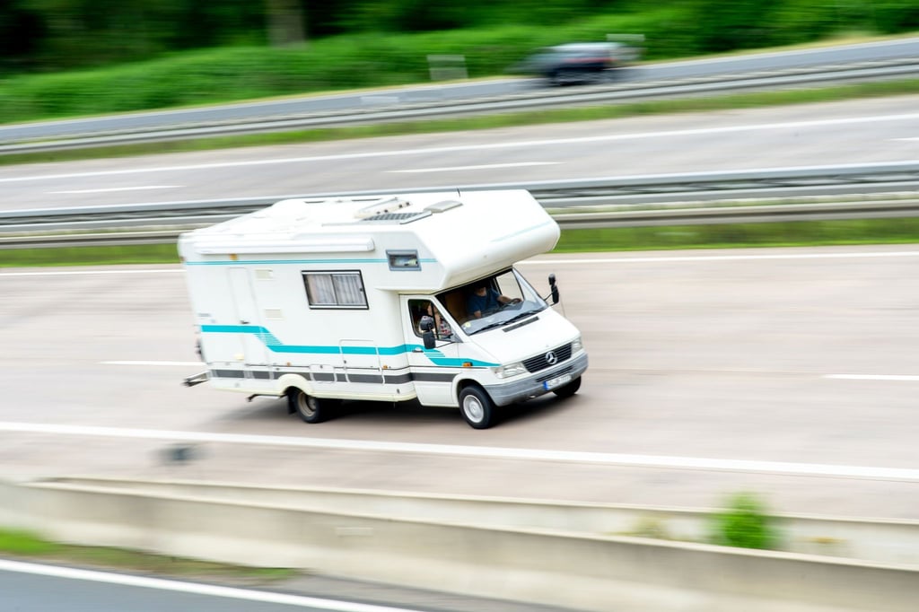 Passt der Brocken wirklich durch jede Seitenstraße und unter jeder Unterführung durch? Wer die Maße vom Wohnmobil aufschreibt, weiß es schneller.