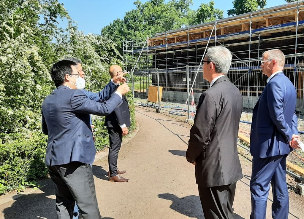 Der Botschafter der Sozialistischen Republik Vietnam Minh Vu Nguyen besuchte jüngst das Eisenmoorbad Bad Schmiedeberg - hier zu sehen an der Baustelle des Gradierwerkes.