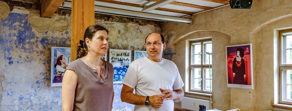 Dörthe Zielke und Haim Peretz in der Schau „Dir selbst sei treu“: Zu sehen ist die Exposition über die Schauspielerin Channa Maron im Malsaal.