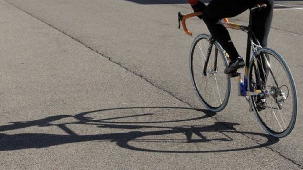 Die Polizei kontrollierte am Dienstag einen ohne Licht fahrenden Radfahrer und stellte fest, dass er betrunken war und Drogen bei sich hatte.