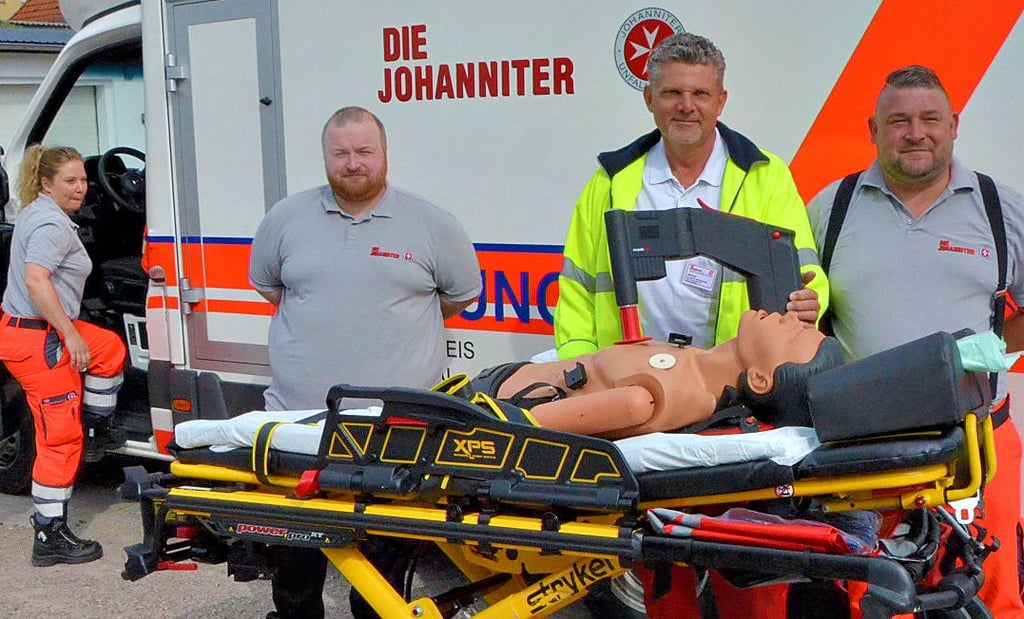 Silvana Vollbeding, Alexander Schröder, Kai-Stephan Friedrichs und Nick Wilke (von links) testen das neue Gerät.