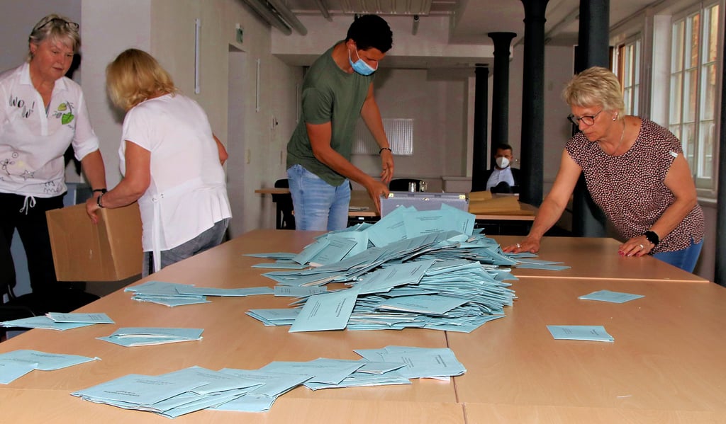 Im Rathaus zählte der Briefwahlvorstand die abgegebenen Stimmen nach der Schließung der Wahllokale um 18 Uhr am Wahlsonntag aus. Die Auszählung war meist langwieriger, weil es viele Briefwähler gab.