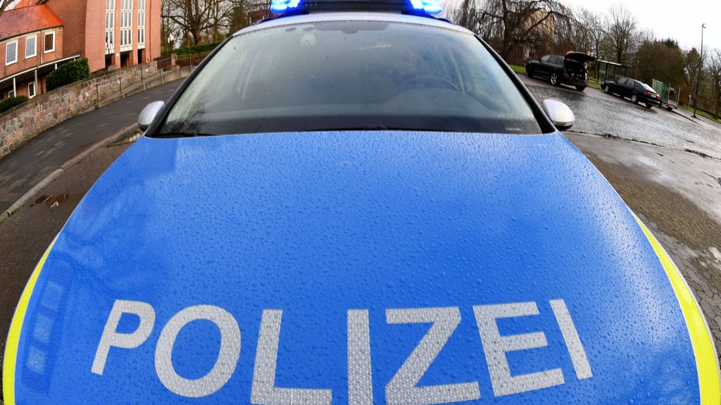 Ein 41-Jähriger beschädigte beim Ausparken mit seinem VW einen Skoda auf einem "NP"-Parkplatz in Stapelburg im Landkreis Harz. Danach beging er Unfallflucht.