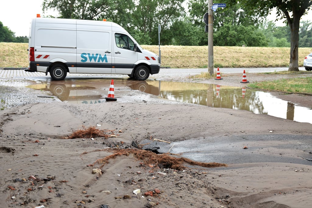 Im Asphalt klafft ein Loch. Die Straße ist durch den Leitungsbruch unterspült worden.