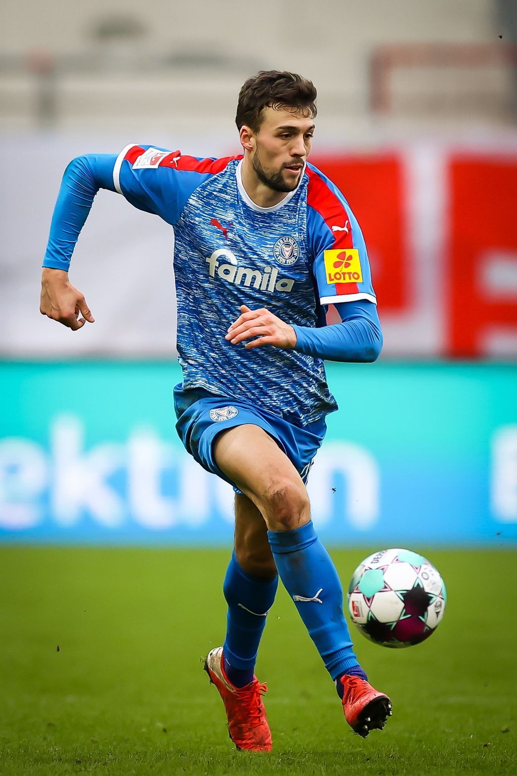 Jonas Meffert, damals noch bei Kiel, spielt den Ball.