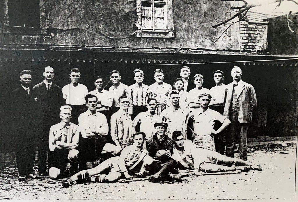 Dieses Foto wurde zur Erinnerung an die Gründungsfeier des VfB Oberfarnstädt im Jahr 1930 aufgenommen.