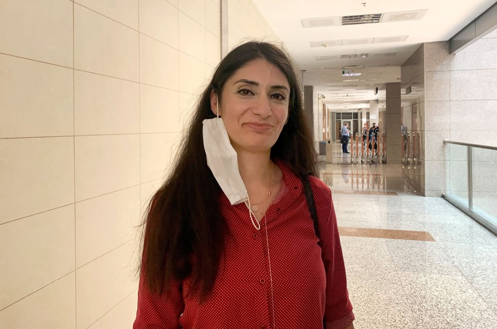 Die in der Türkei festgehaltene Kölnerin Gönül Örs steht im Gericht Caglayan.