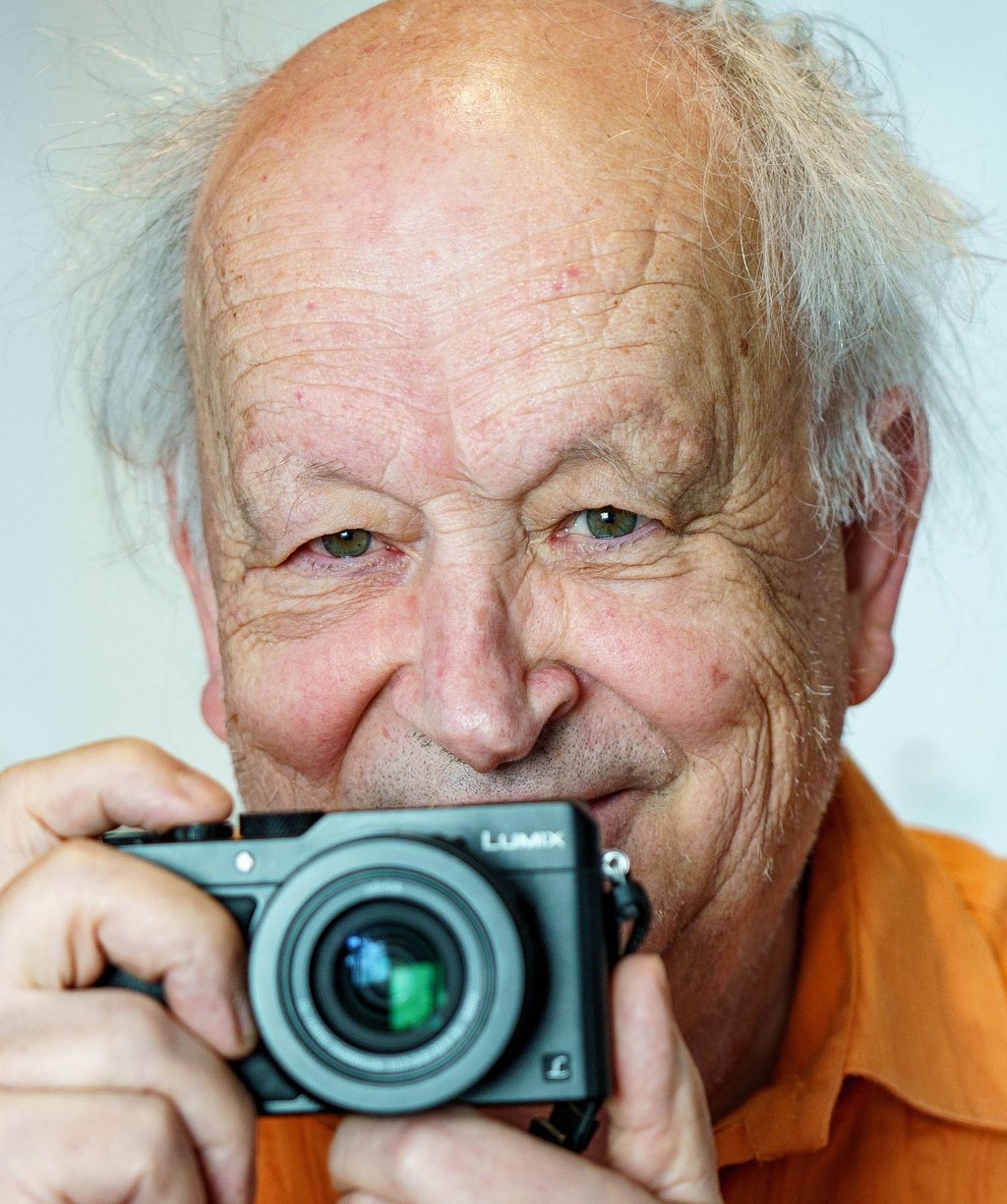 Günter Zint, Kiez-Legende und Fotograf, sitzt in einem Hotelzimmer auf der Hamburger Reeperbahn.