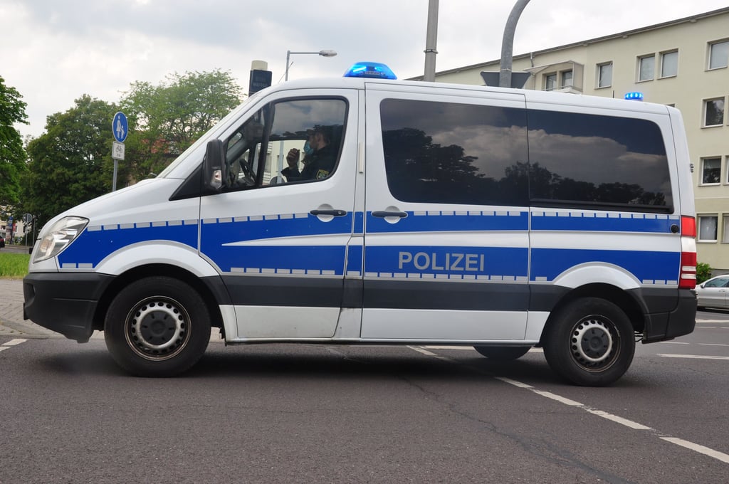 Fahrzeug der Landespolizei Sachsen-Anhalt bei einem Einsatz. In Magdeburg untersucht die Polizei einen Überfall auf einen Jugendlichen.