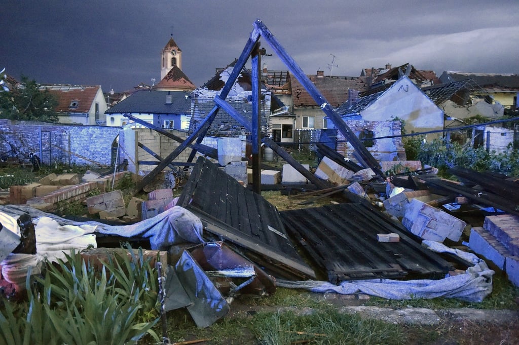Ein mutmaßlicher Tornado hat eine Spur der Verwüstung hinterlassen.