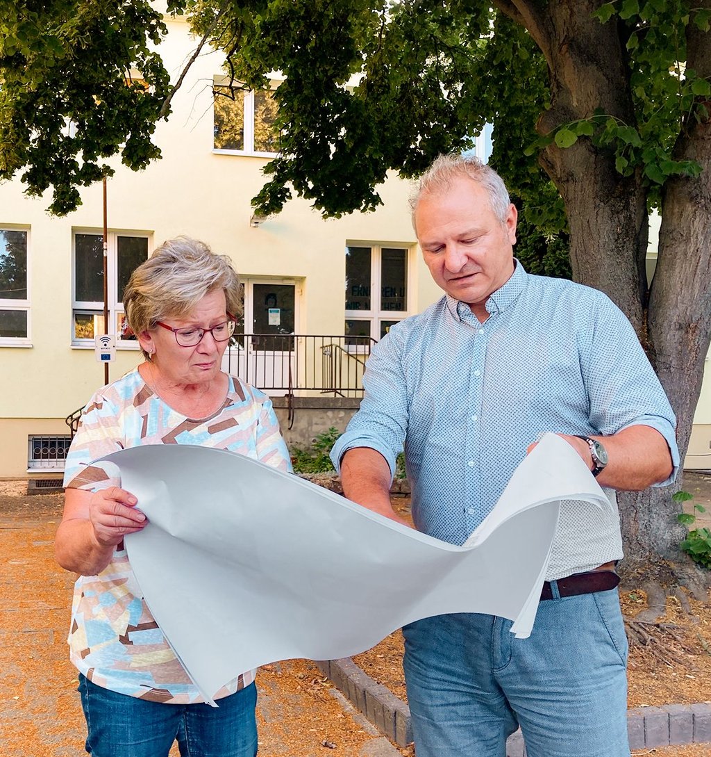 Die einstige Grundschule muss umgebaut werden. Architekt René Zein erklärt Ortsbürgermeisterin Irene Witzki, was gemacht werden soll.