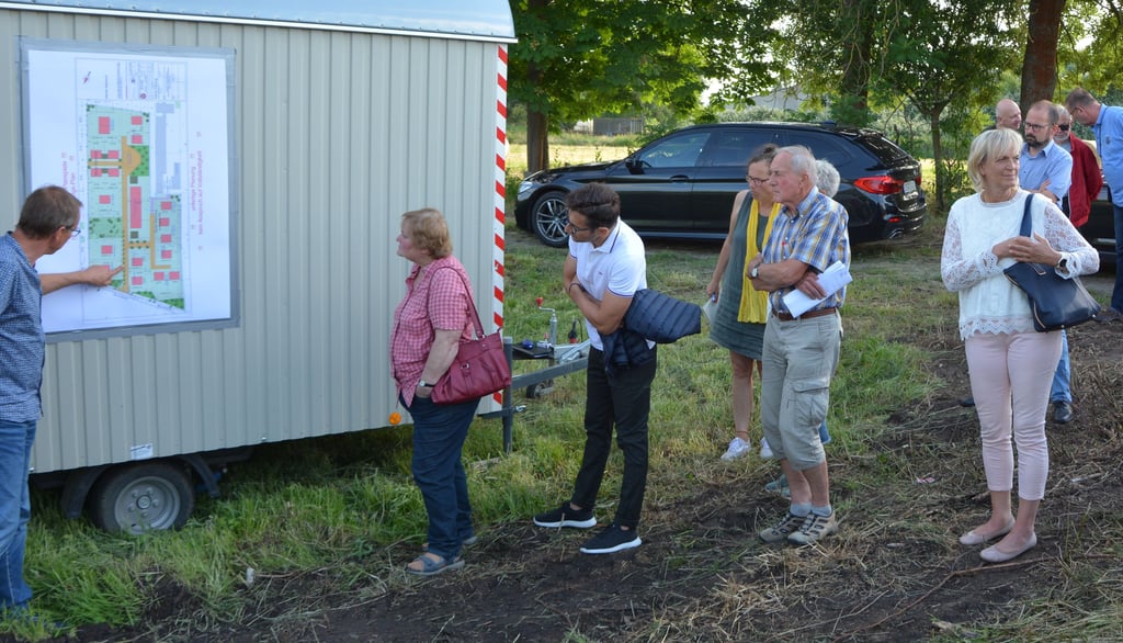 Planer Guido Cierpinski (l.) zeigte den Anwohnern und Ratsmitgliedern unter anderem, wie der Straßenverlauf im neuen Osterburger Wohngebiet geplant ist.