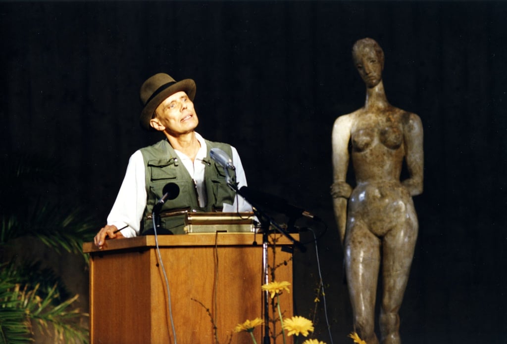 Joseph Beuys spricht im Lehmbruck-Museum in Duisburg.