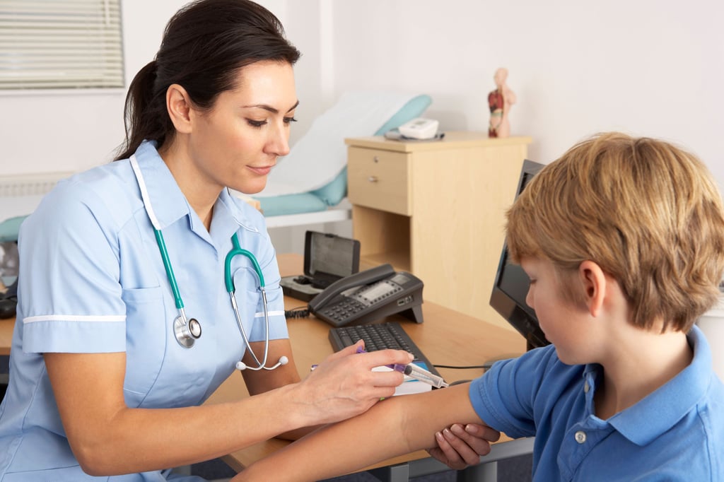 Viele Kinderärzte impfen inzwischen gegen eine Covid-19-Erkrankung. Doch ein Großteil der Eltern möchte davon vorerst keinen Gebrauch machen.