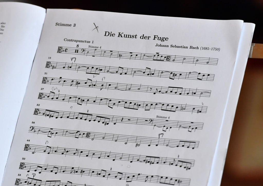 Die Noten für "Die Kunst der Fuge" von Johann Sebastian Bach liegen auf dem Notenständer.