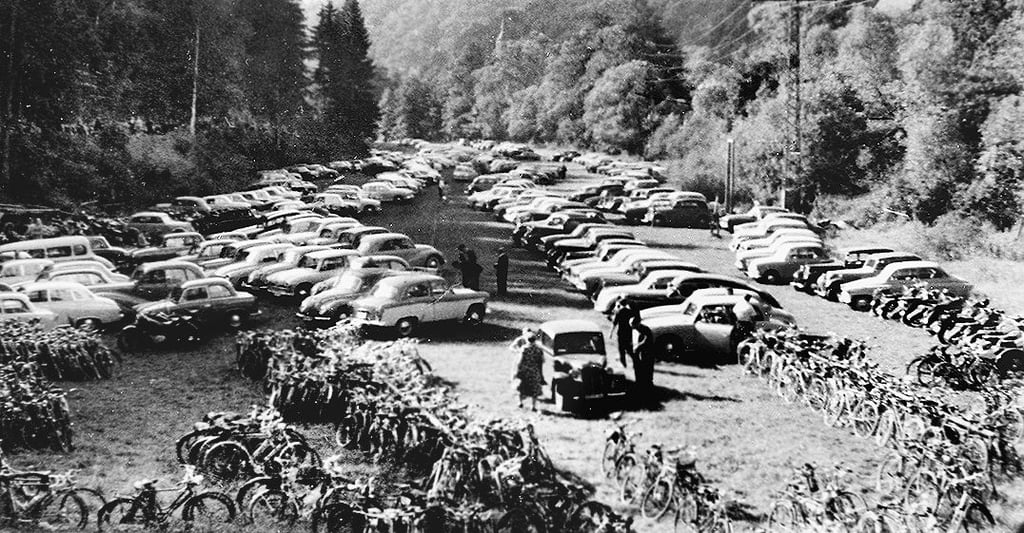 Bei Veranstaltungen auf der Waldbühne Altenbrak war auf der Bodewiese kaum ein Parkplatz frei - so wie hier vermutlich um 1953.
