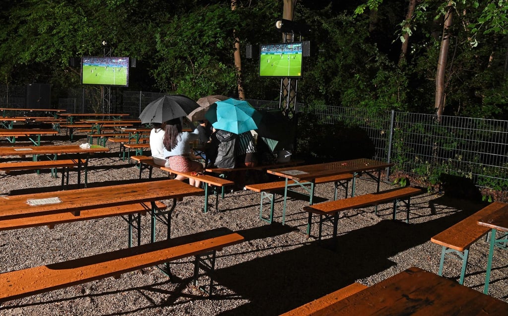 Fans verfolgen das deutsche Spiel in einem Münchner Biergarten.